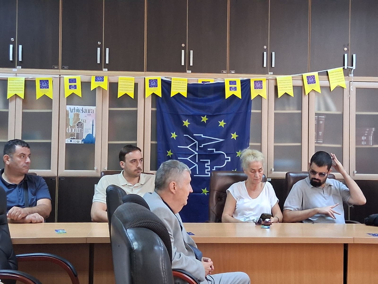učesnici radionice u sjedećem stavu