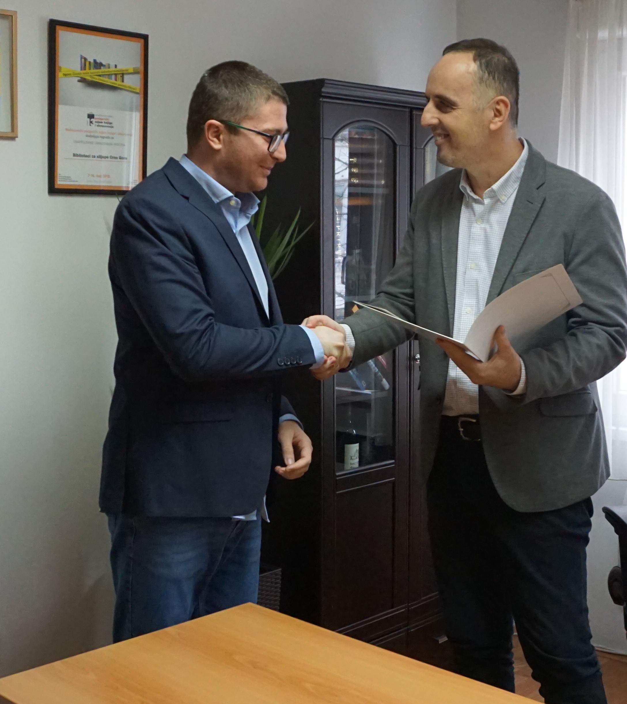 Direktor mr Božidar Denda uručuje godišnju nagradu Aleksandru Ćukoviću