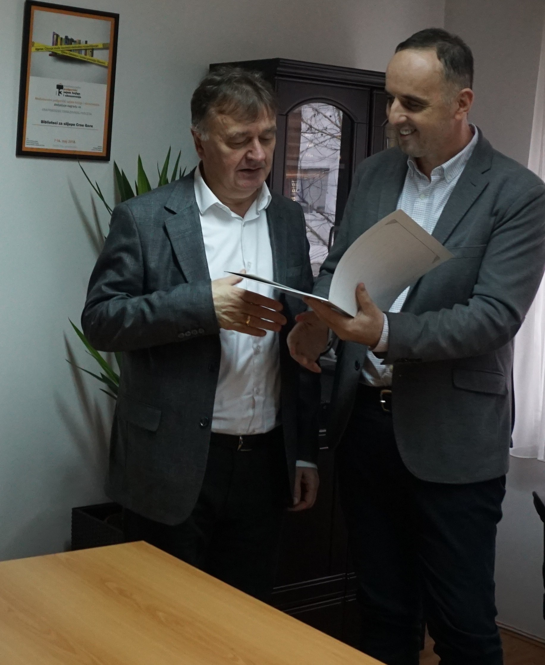 Direktor mr Božidar Denda uručuje godišnju nagradu potpredsjedniku Vlade Budimiru Aleksiću (1)